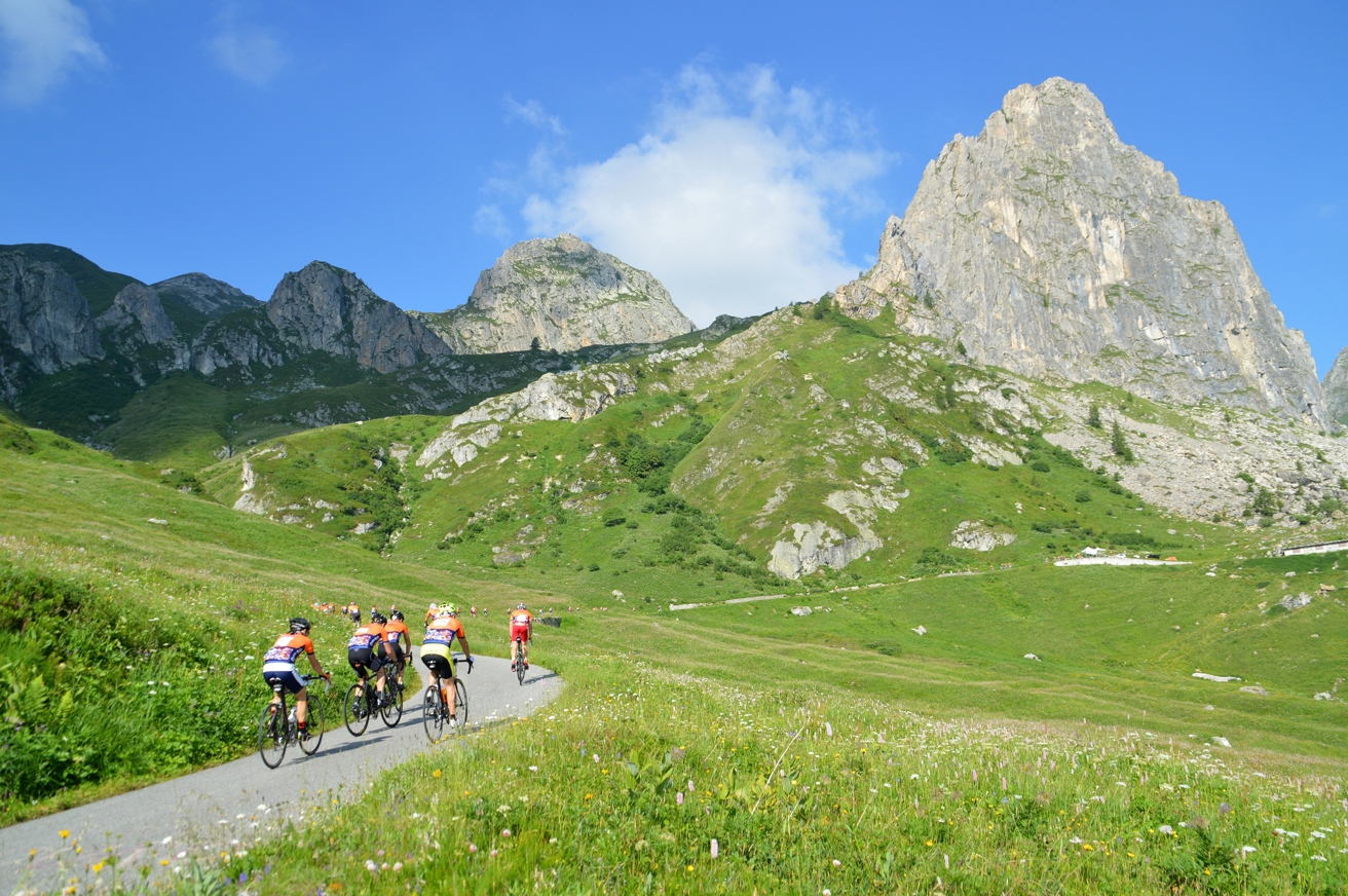 Le bici elettriche dell'EcoTeam puliranno i sentieri di montagna alla Fausto Coppi Officine Mattio