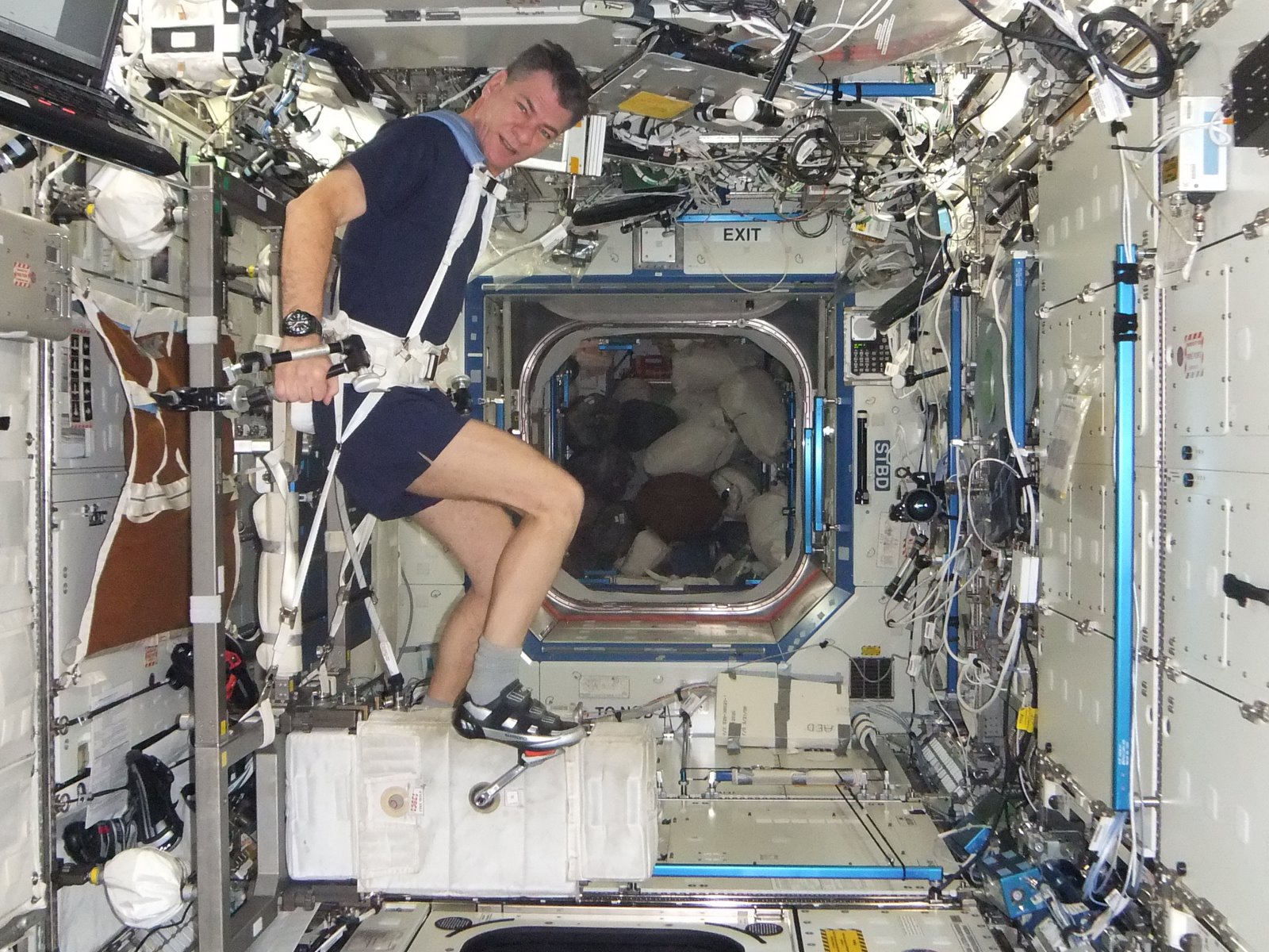 attività fisica degli astronauti a bordo bicicletta ergometrica